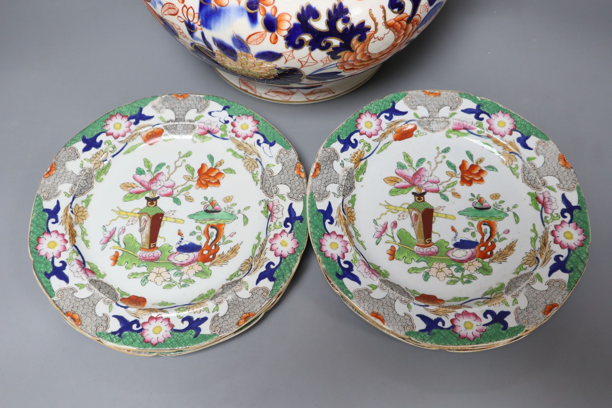 A set of six early 19th century Masons Ironstone dessert dishes and an ironstone tureen base (7)